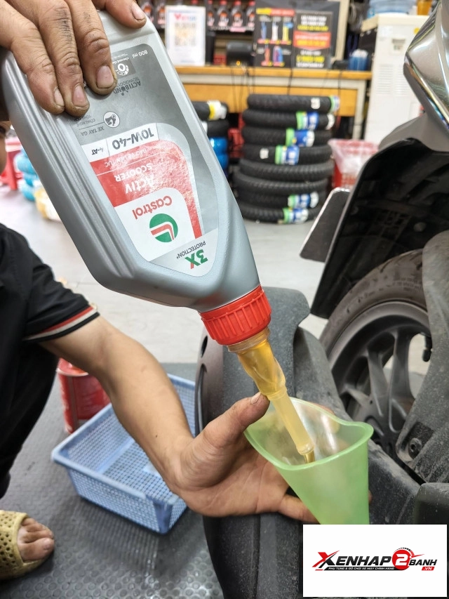 Nhớt castrol activ scooter 10w40 08l dành cho xe tay ga - 4