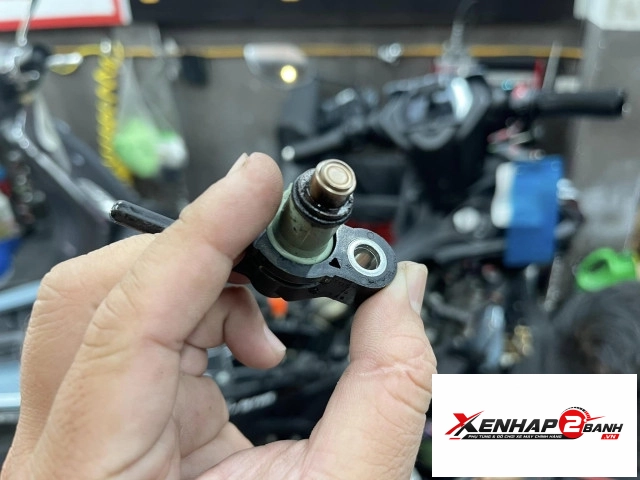 Vệ sinh kim phun xăng fi xe exciter 155 - 1