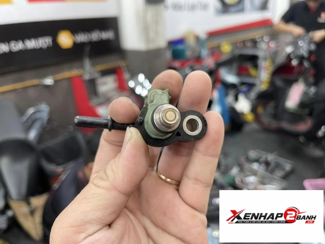 Vệ sinh kim phun xăng fi xe exciter 155 - 3