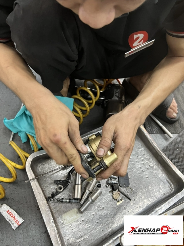 Vệ sinh heo dầu cho xe 1 thắng đĩa - 5