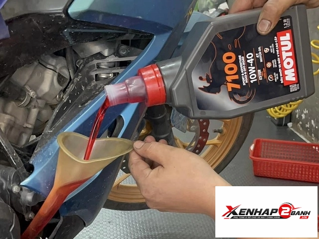 Nhớt motul 7100 10w40 1l2 - 4