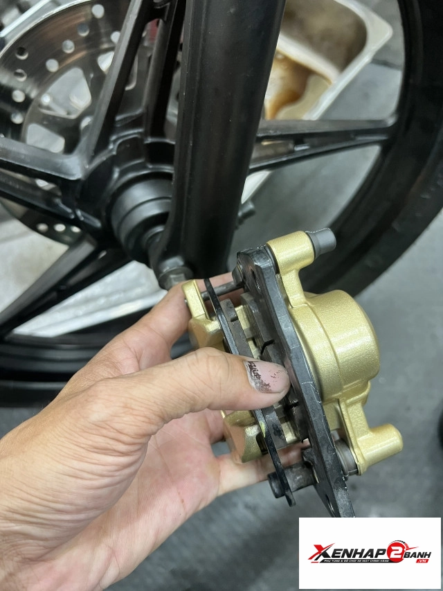 Vệ sinh heo dầu cho xe 2 thắng đĩa - 2