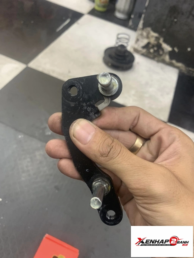 Vệ sinh heo dầu cho xe 1 thắng đĩa - 2