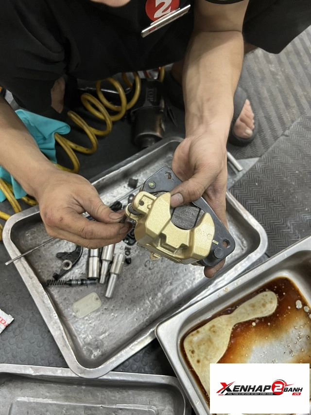 Vệ sinh heo dầu cho xe 2 thắng đĩa - 5